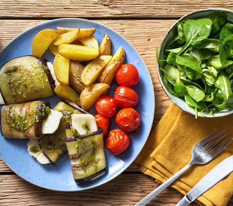 Auberginerolletjes met halloumi en basilicumcrème