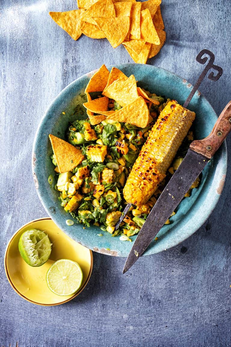 Warme salade met gegrilde maïs en jalapeño