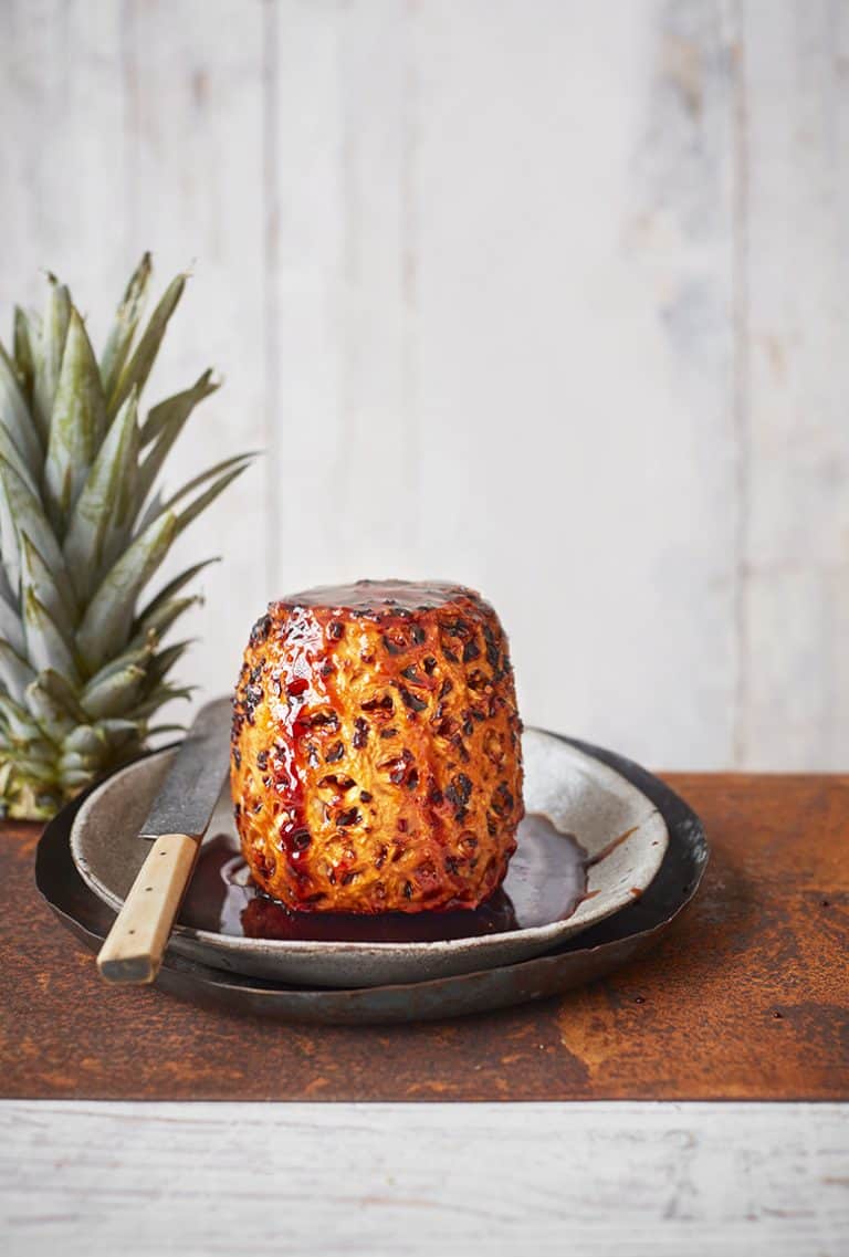 Hele geroosterde ananas in karamel