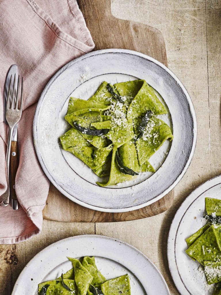 Spinaziepasta met salieboter en parmezaan
