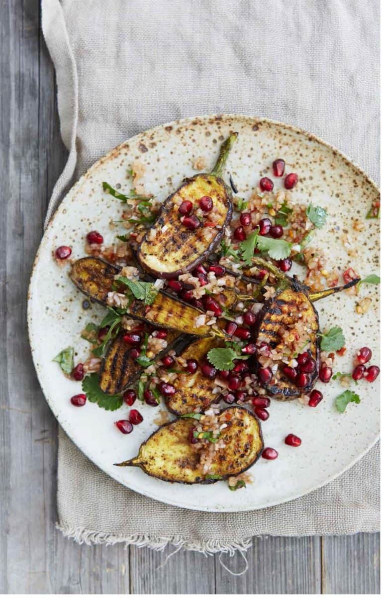 Aubergine met chilipeper en granaatappeldressing