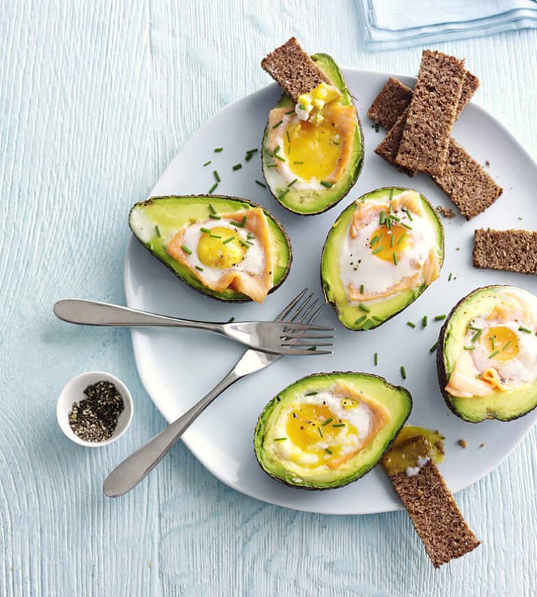 Gebakken avocado met gerookte zalm en ei