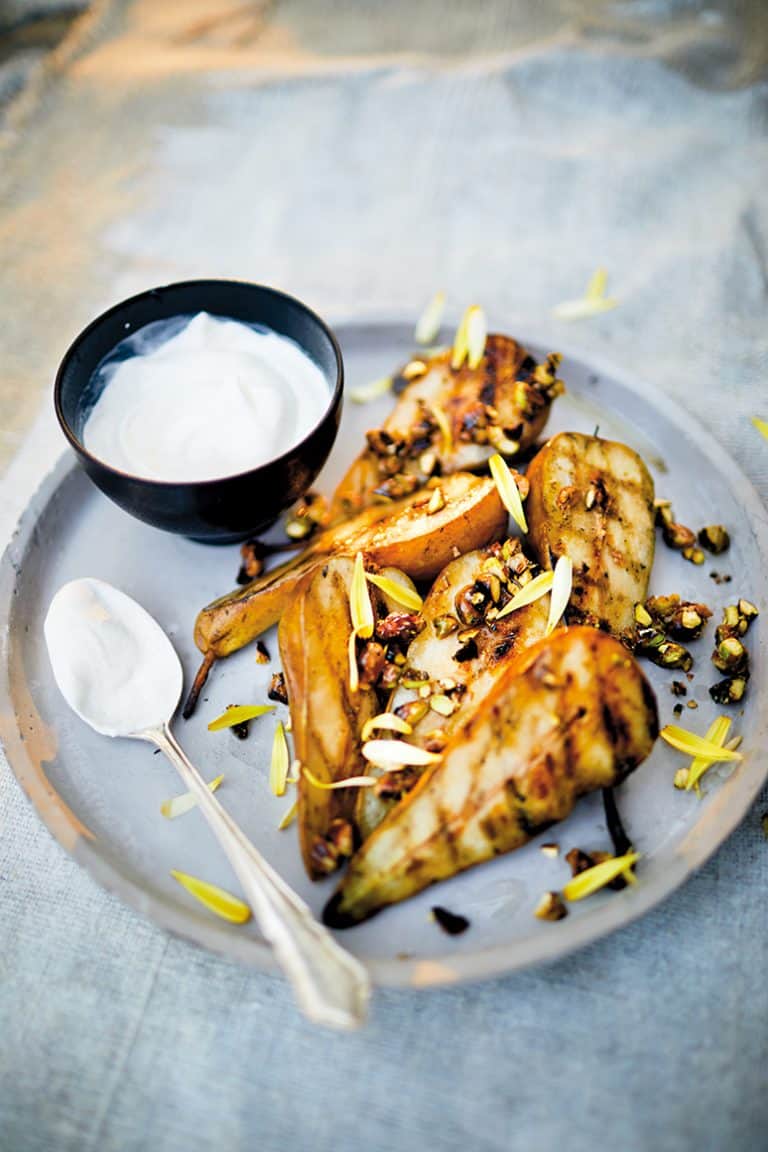 Gegrilde amarettoperen met pistachekaramel en slagroom