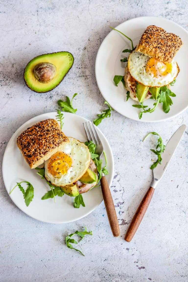 Ontbijtburger met ei en avocado