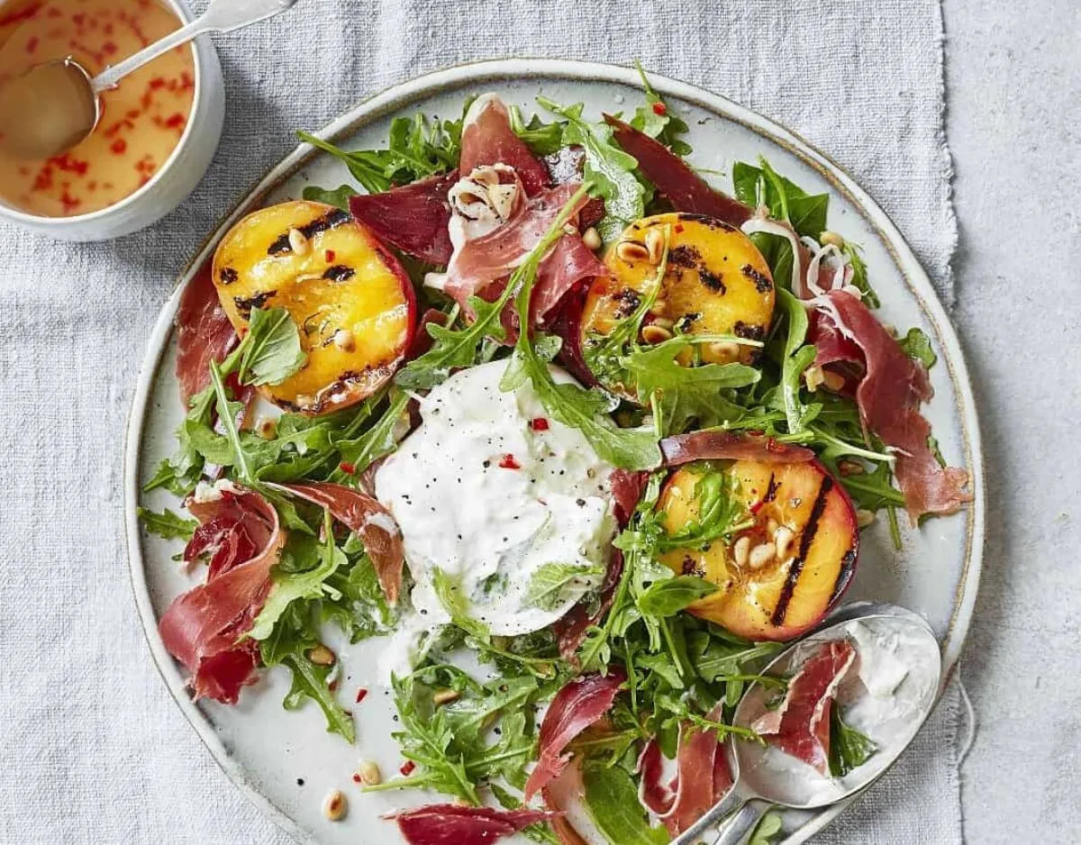 Gegrilde perzik met burrata en serranoham