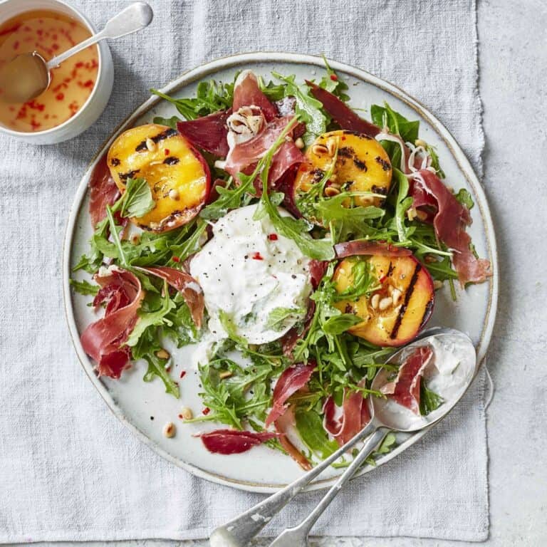 Gegrilde perzik met burrata en serranoham