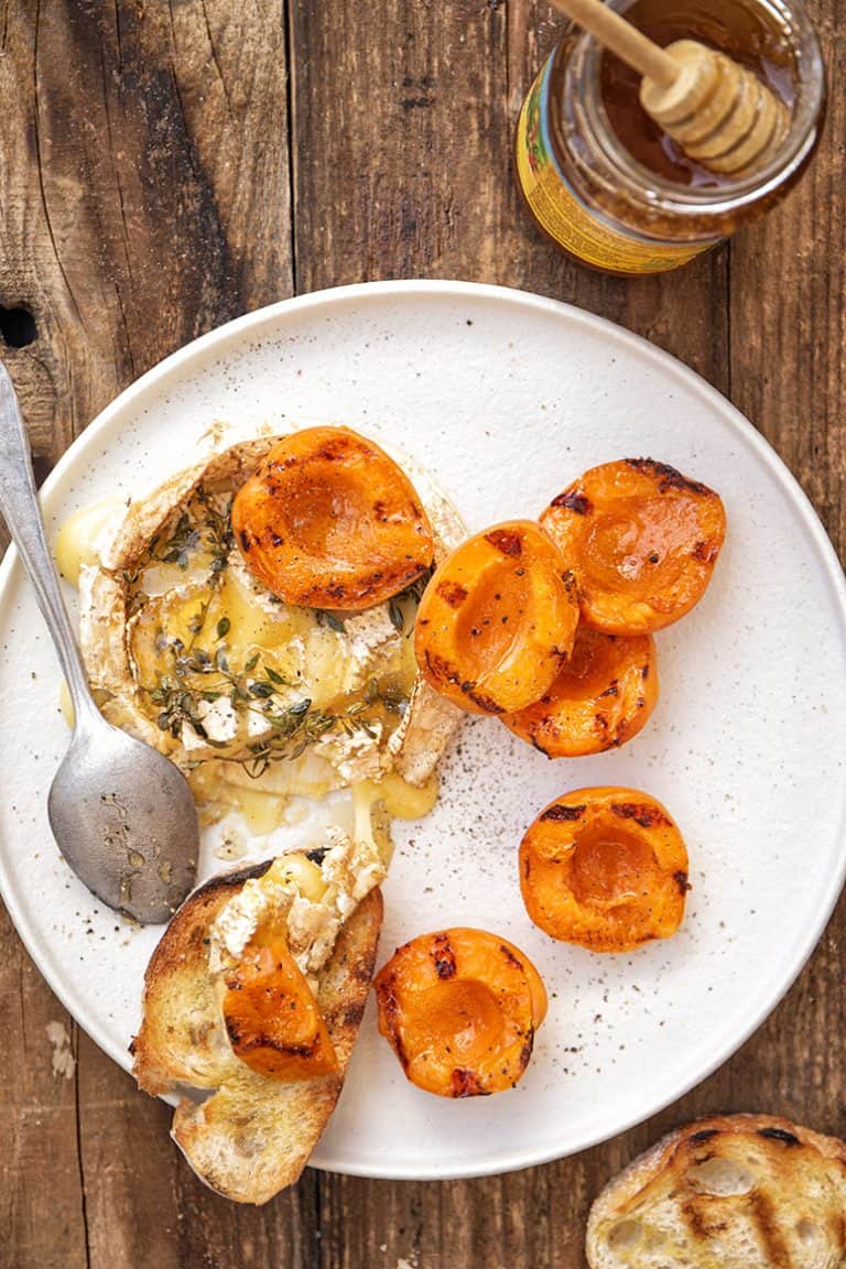 Gerookte camembert met gegrilde abrikozen en honing