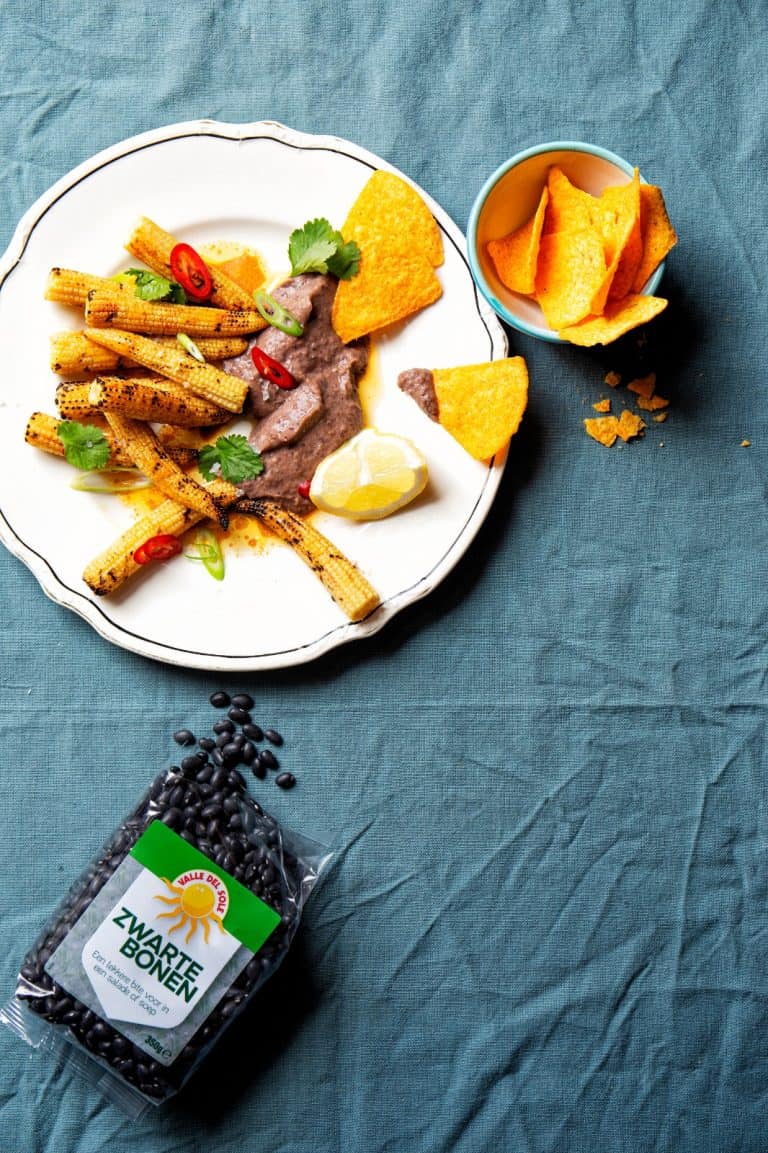 Mexicaanse gegrilde babymais met bonenpuree en gerookte paprika