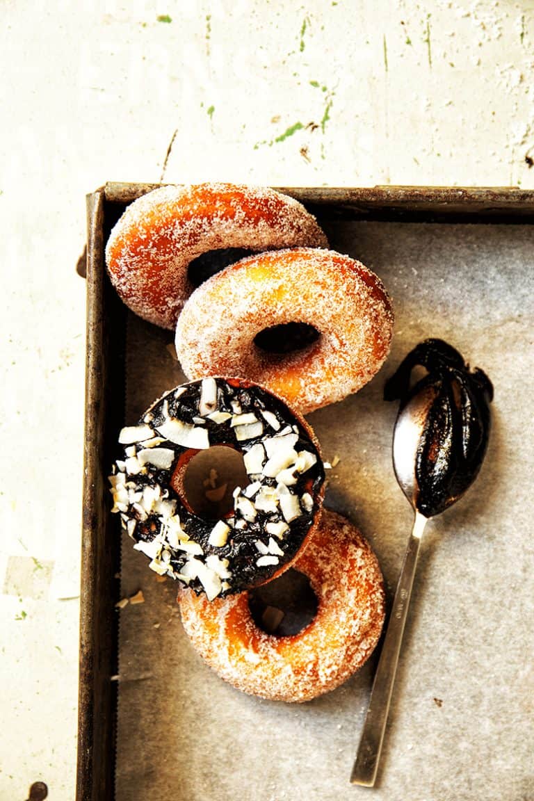 Speltdonuts met dadel-cacaoglazuur