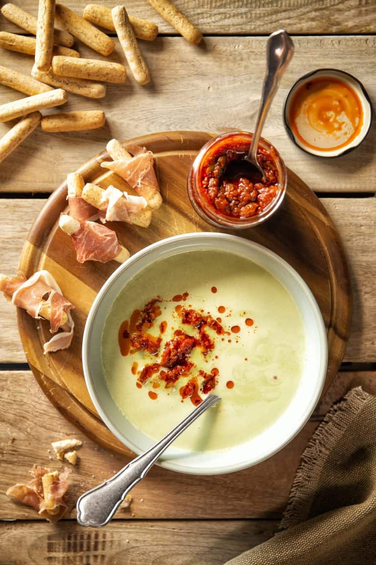 Doperwtensoep met bruschetta en grissini in parmaham