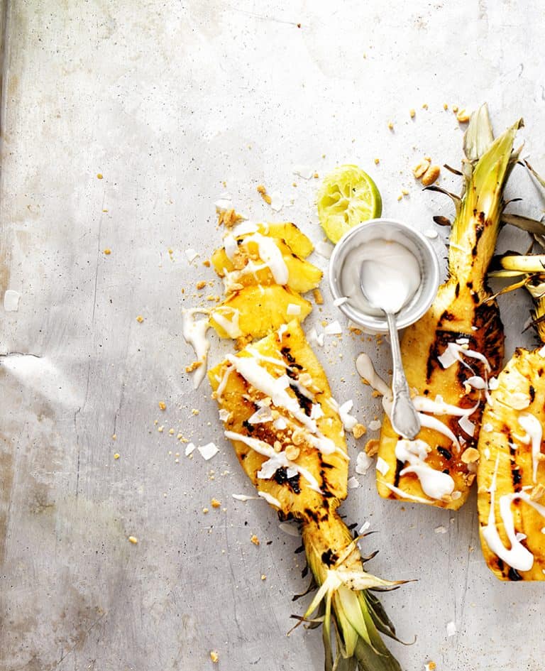 Gegrilde ananas met kokos-rumsaus en pinda’s