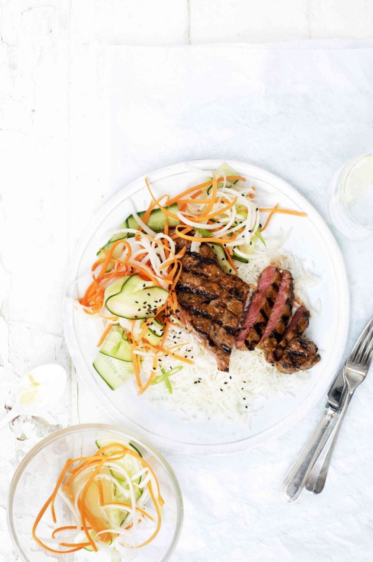 Koreaanse steak met ingelegde komkommersalade