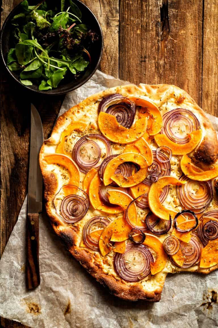 Flammkuchen met pompoen en rode ui
