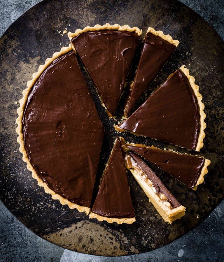 Snickerstaart - chocoladetaart met karamel en pinda