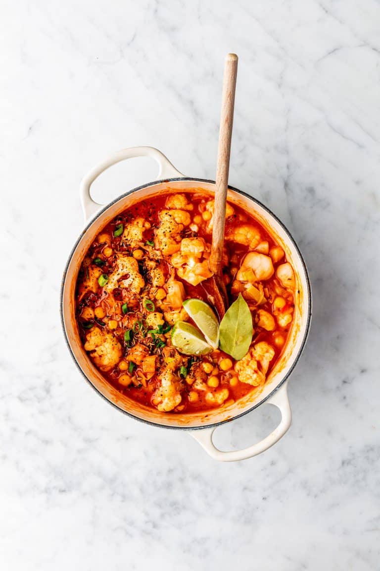 Vegan jackfruitstoof met bloemkool en kikkererwten