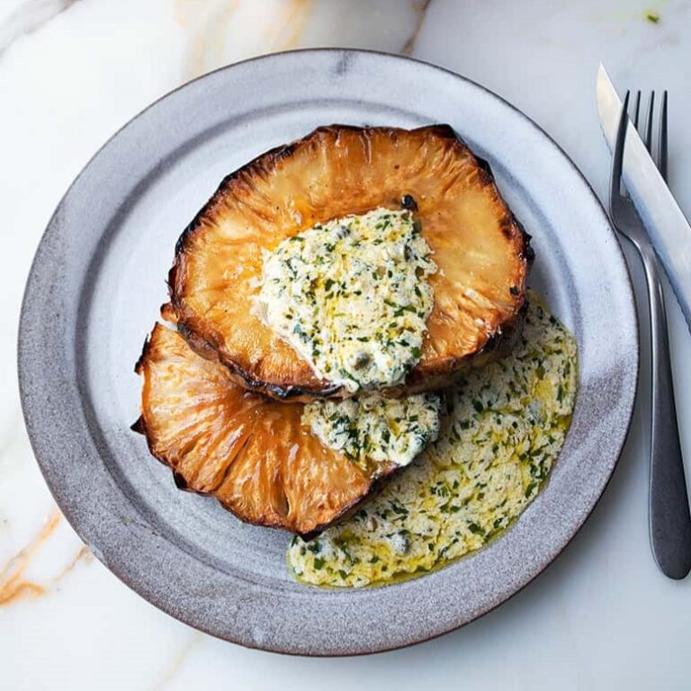 Knolselderijsteaks met café de paris-saus
