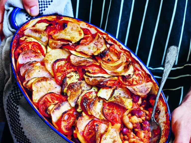 Veganistische ovenschotel met aardappel en chili