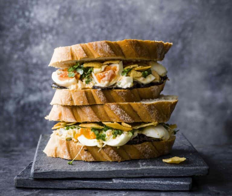 Goedgevuld broodje ei met zelfgemaakte mayo