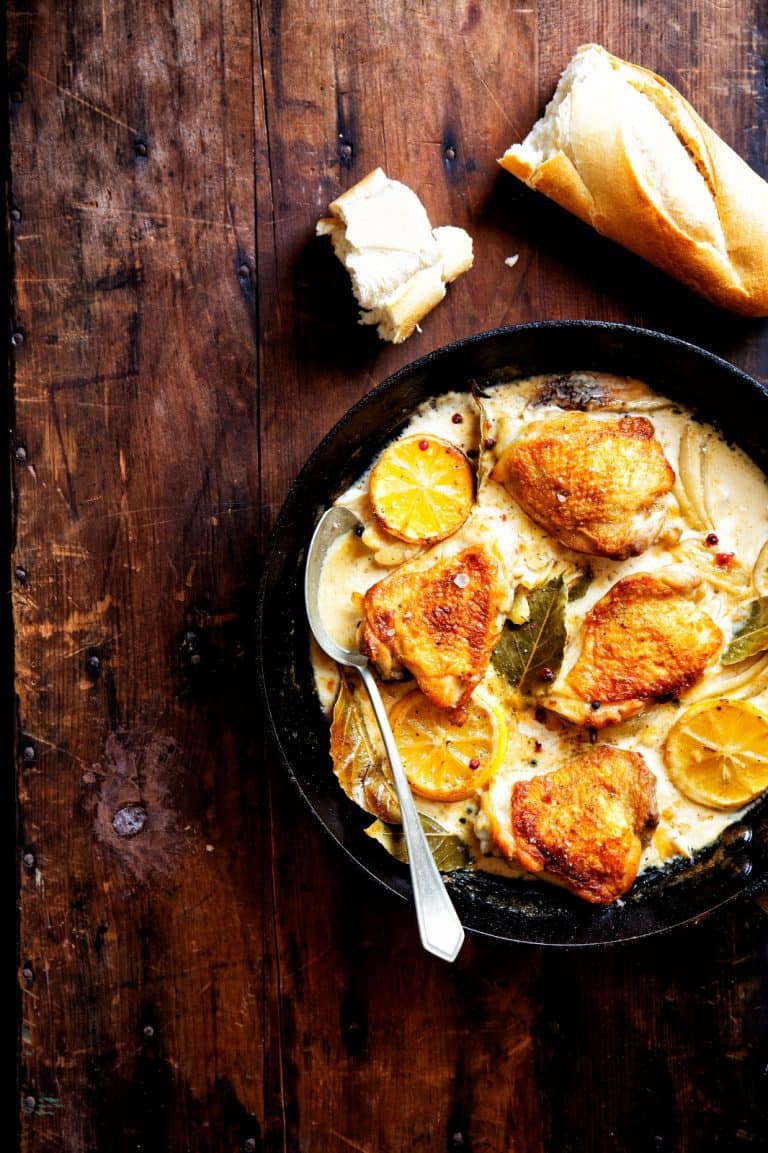 Coq au vin blanc met roze peper en citroen