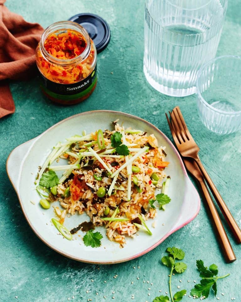 Gebakken rijst met kelp, kimchi en edamame
