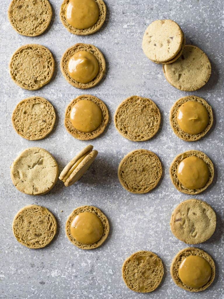 Gemberkoekjes met gekaramelliseerde wittechocoladeganache