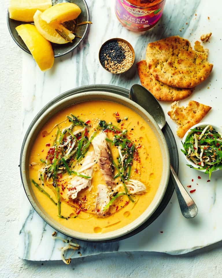 Tikka Masala-bloemkoolsoep met gemarineerde peulen en gerookte makreel