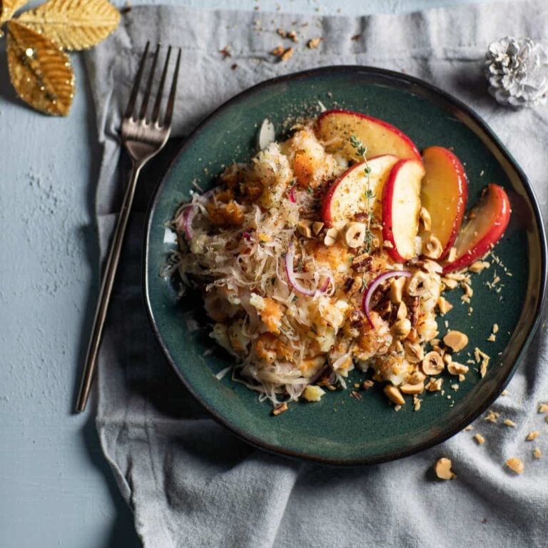 Zoete-aardappelstamppot met zuurkool, noten en gebakken appel