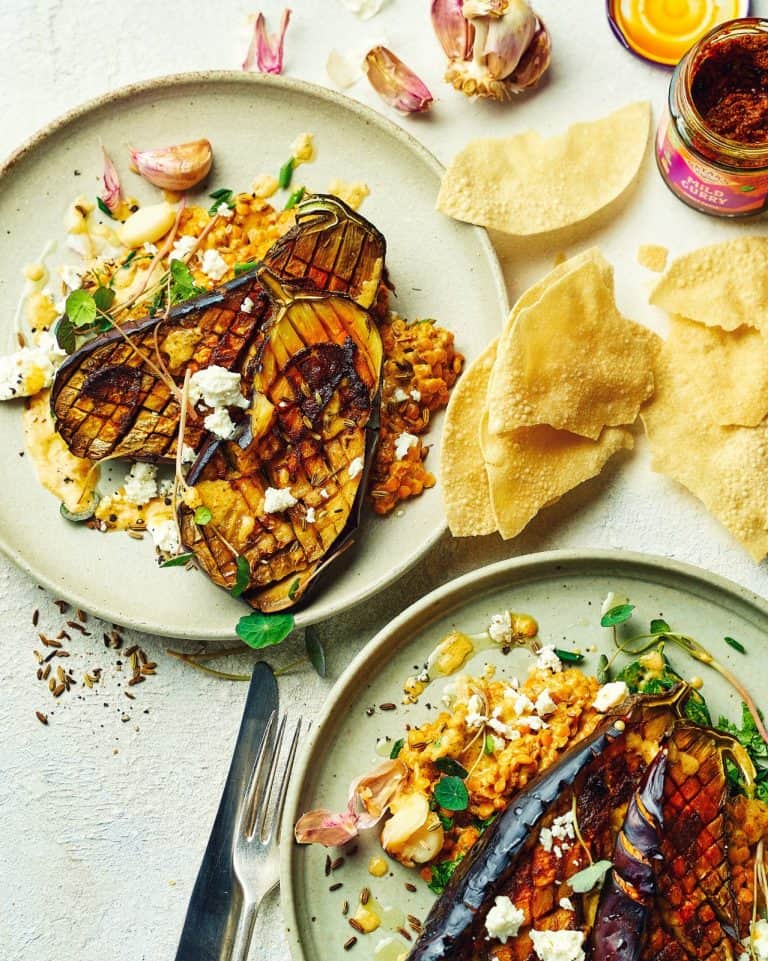Gepofte aubergine met rodelinzencurry, feta en geroosterd venkelzaad