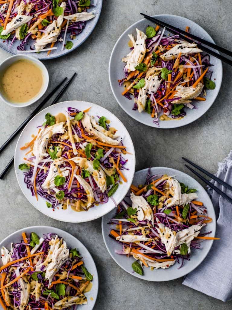 Knapperige koolsalade met kip en pindadressing