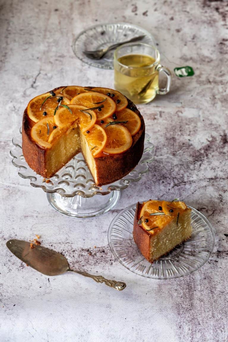 Kruidige cake met gekonfijte sinaasappel en siroop