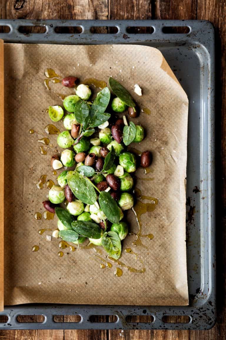 Spruitjes en papillotte met olijven, salie en knoflook