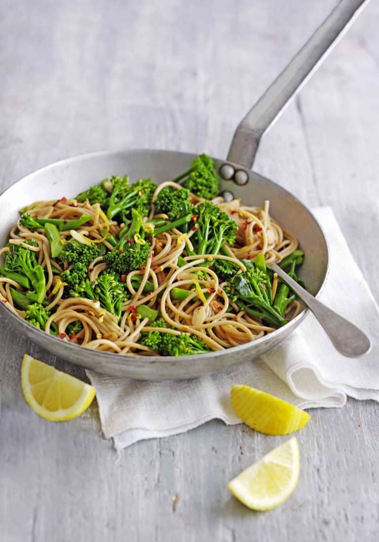 Volkorenspaghetti met bimi, chili en citroen