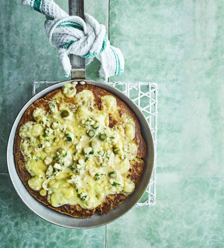 Aardappelbrood met raclette en augurkjes