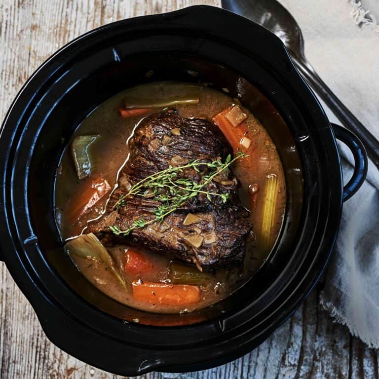 Brisketstoof met rode wijn en tijm uit de slowcooker