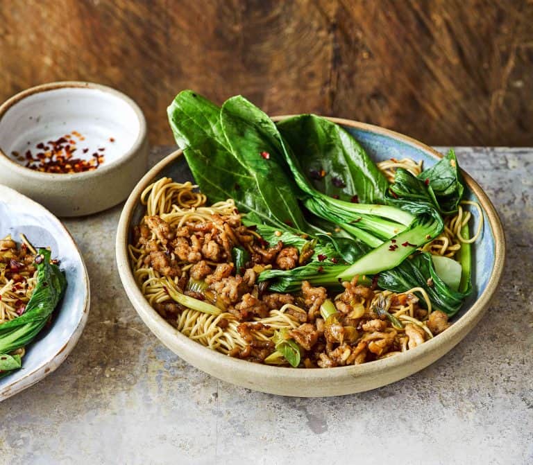 Noedels met crispy varkensgehakt en pittige paksoi