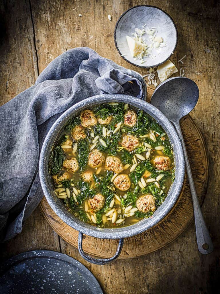 Boerenkoolsoep met gehaktballetjes en parmezaan