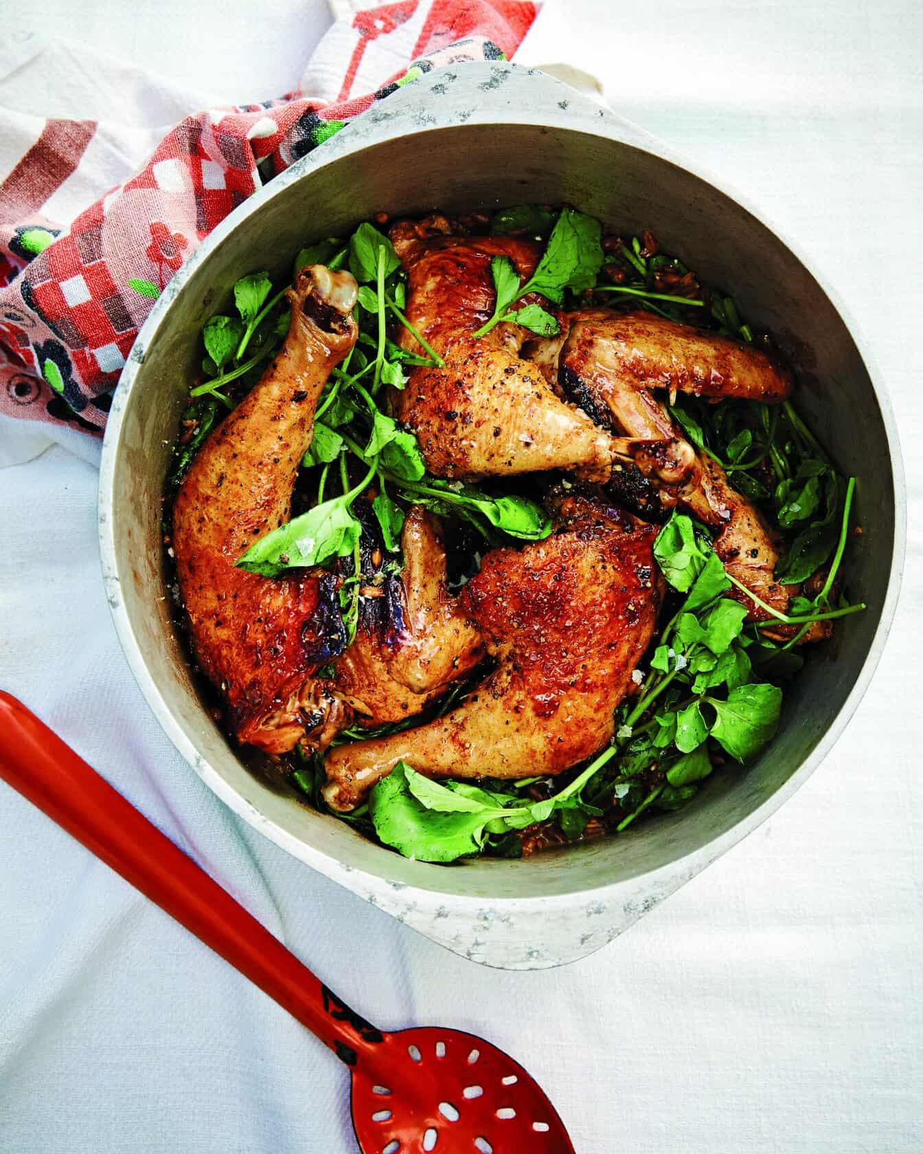 In azijn gesmoorde kip met farro en waterkers