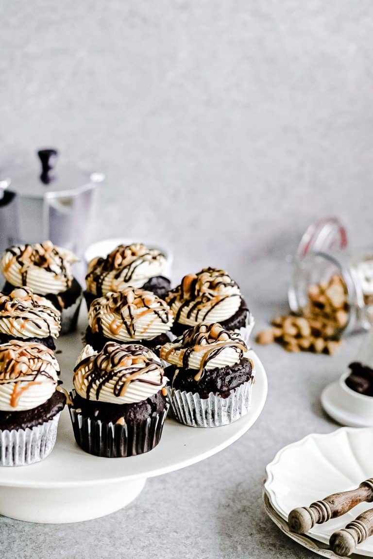 Chocoladecupcakes met peanut butter-salted caramel-meringuetopping