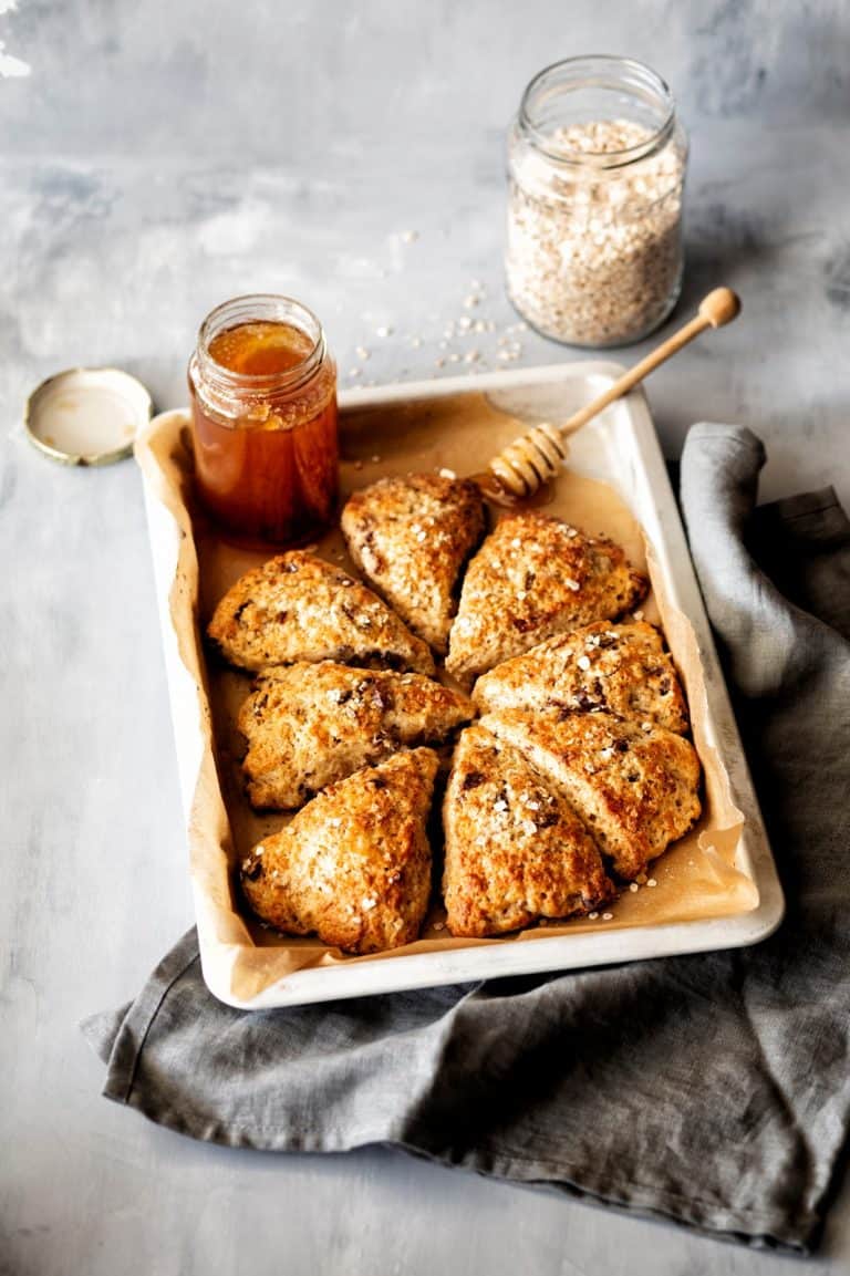 Haver-dadelscones met honing