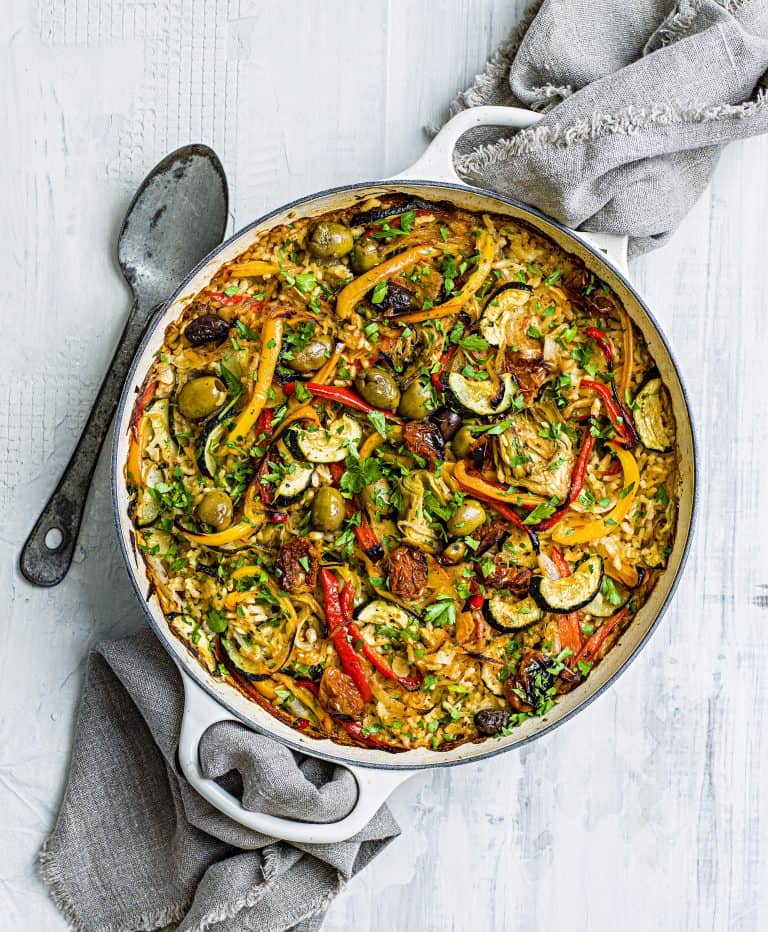 Oven-paella met tomaten en olijven