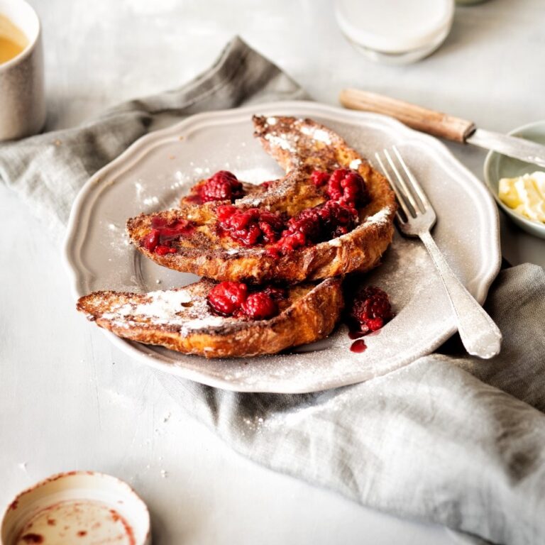 Wentelteefjes van croissant met kaneel en frambozen
