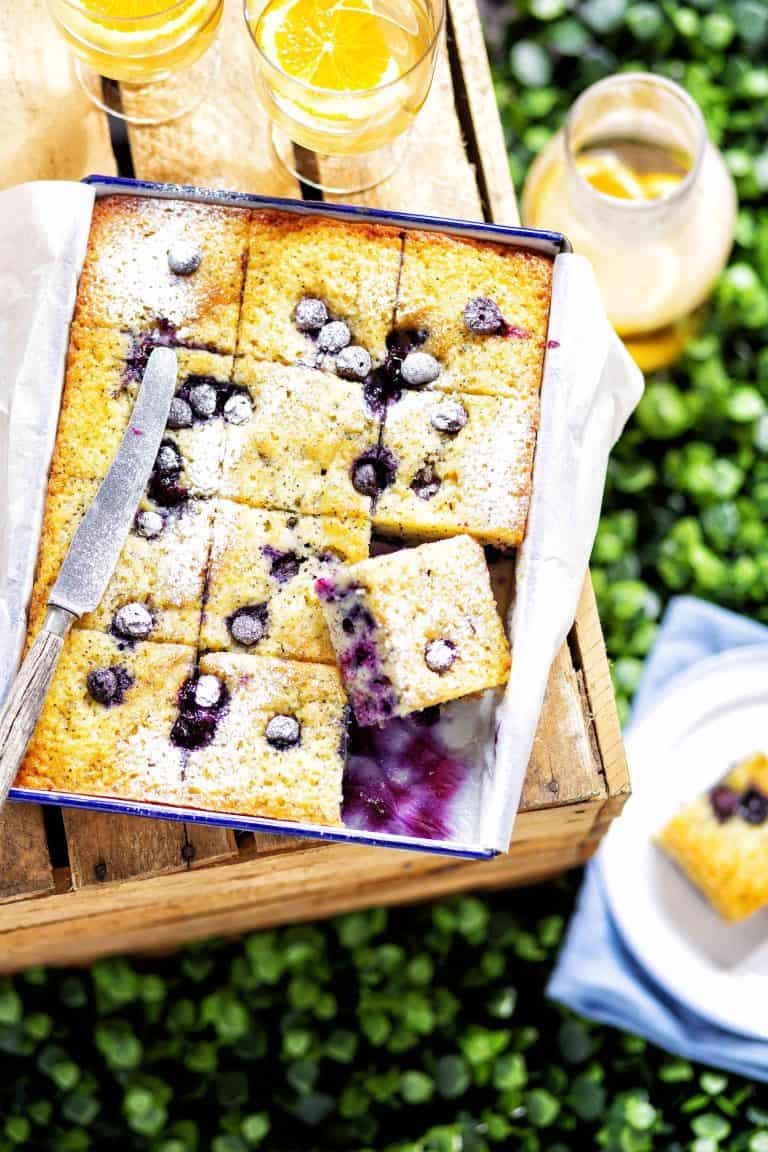Kwark-maanzaadcake met blauwe bessen