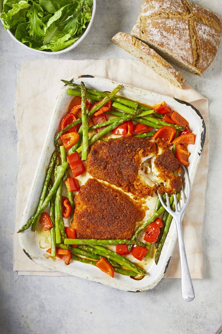 Schelvis met knapperige chorizokorst, asperges en paprika