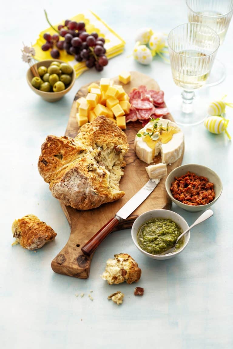 Hartig breekbrood met olijven, salami en kaas