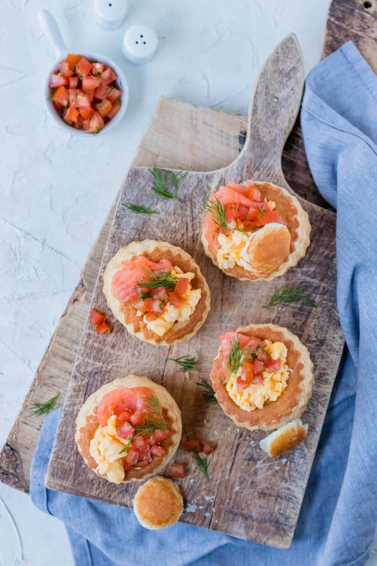 Ontbijtpasteitjes met roerei, zalm en tomatensalsa