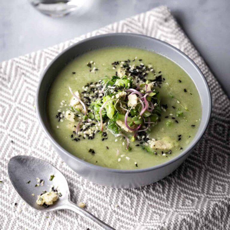 Broccoli-kombusoep met zeewiercrumble