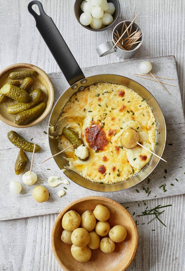Kaasfondue uit de oven met aardappel en augurk