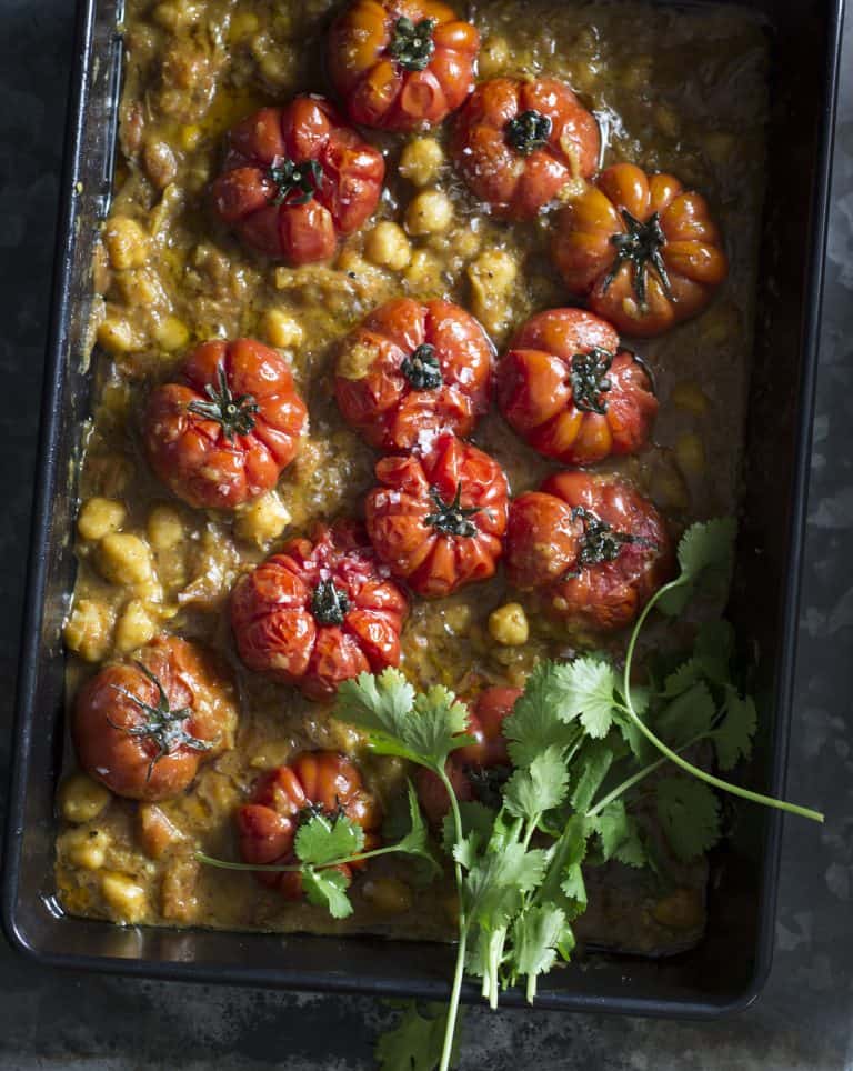 Kikkererwtencurry met geroosterde tomaat, kokos & koriander