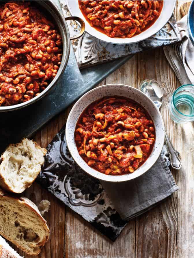 Rokerige stoofschotel van zwartoogbonen & tomaat