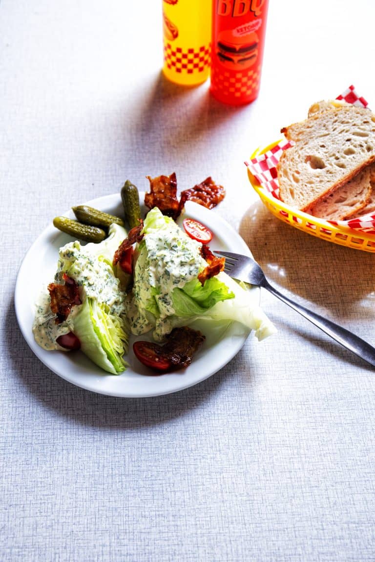 Wedge salad met ranchdressing en sweet bacon